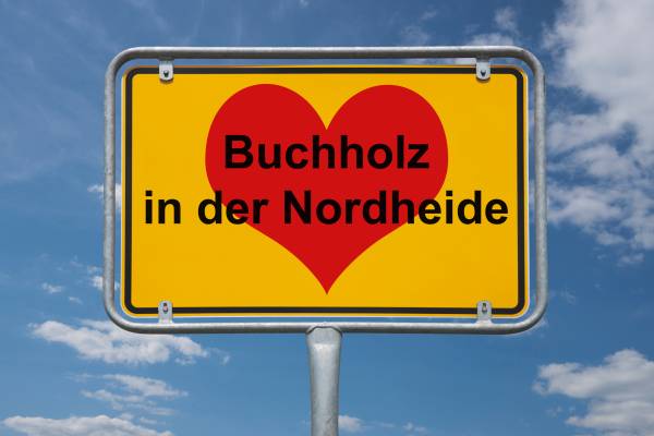 Ortsschild Buchholz in der Nordheide mit einem roten Herz am Straßenrand
