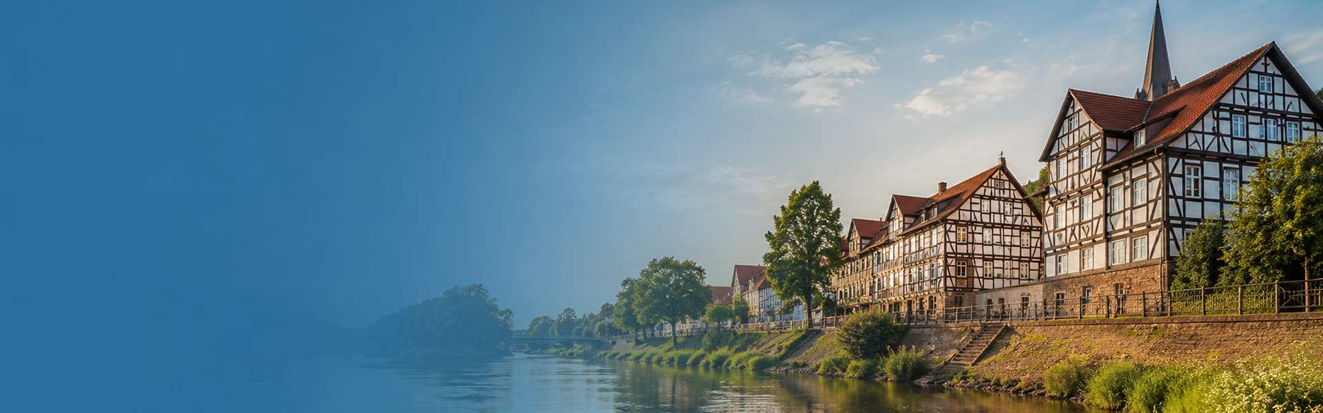 Breites Hero-Bild mit Flusslandschaft und Fachwerkhäusern als regionales Motiv für die Seite Google Ads Agentur Dannenberg
