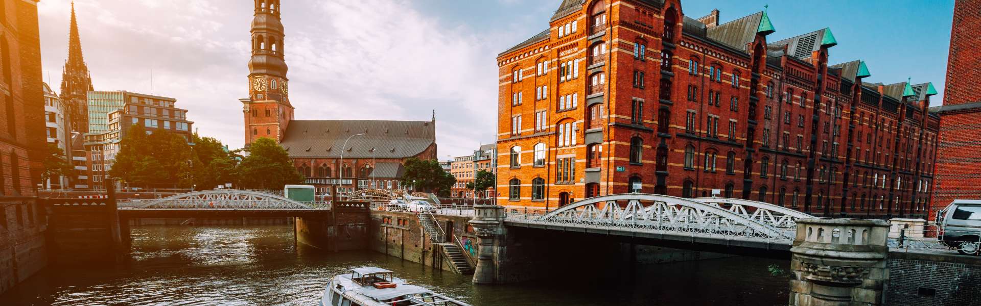 Weitwinkelaufnahme der Hamburger Speicherstadt mit Brücken und Fleet als regionales Motiv für Unternehmen aus Hamburg