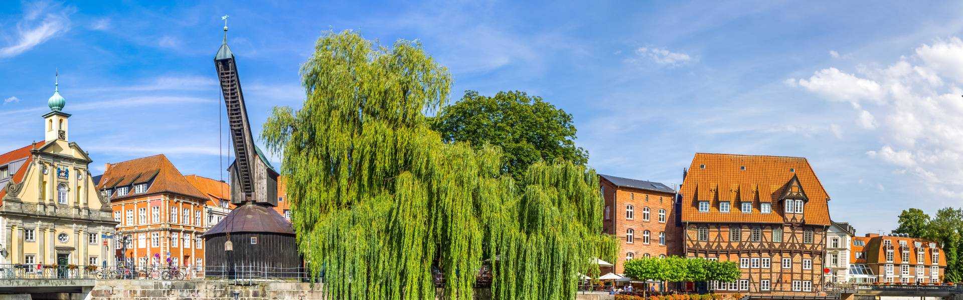 Panoramabild vom Stint in Lüneburg mit altem Kran und historischer Altstadt als regionales Motiv für die Google Ads Agentur Lüneburg