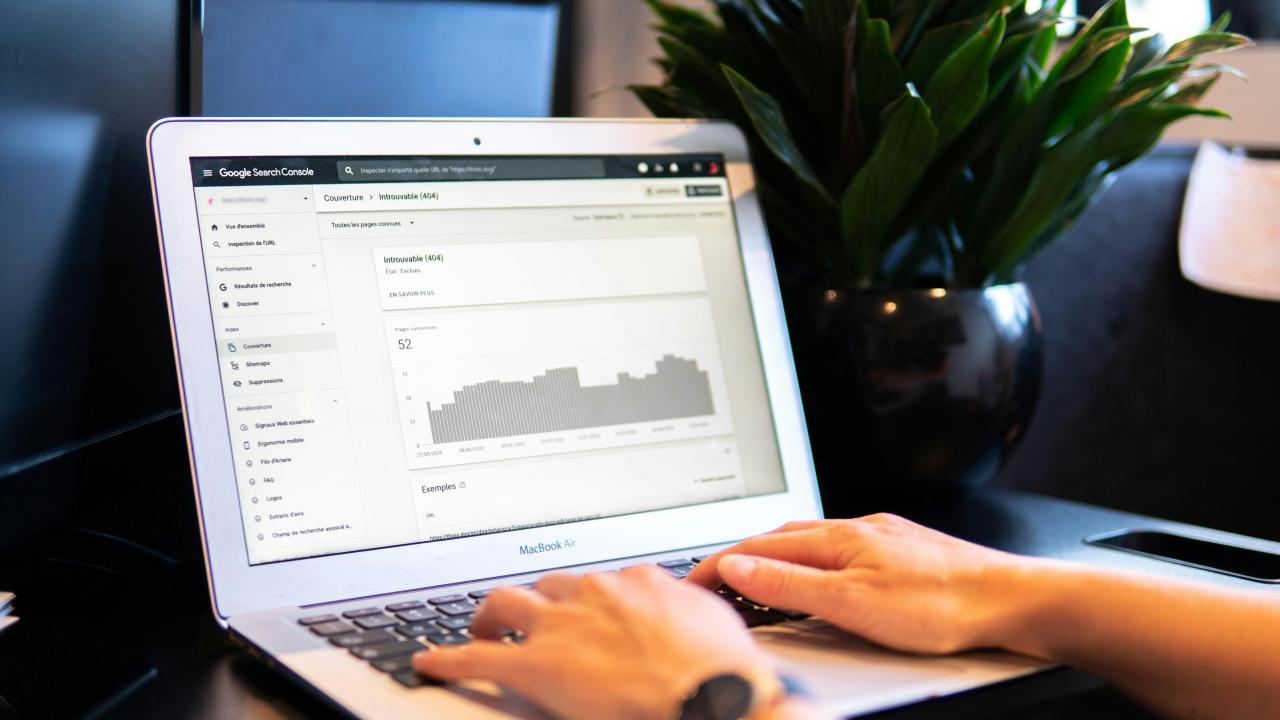 Ein Laptop, auf dem eine Auswertung einer Webseite in der Google Search Console dargestellt wird