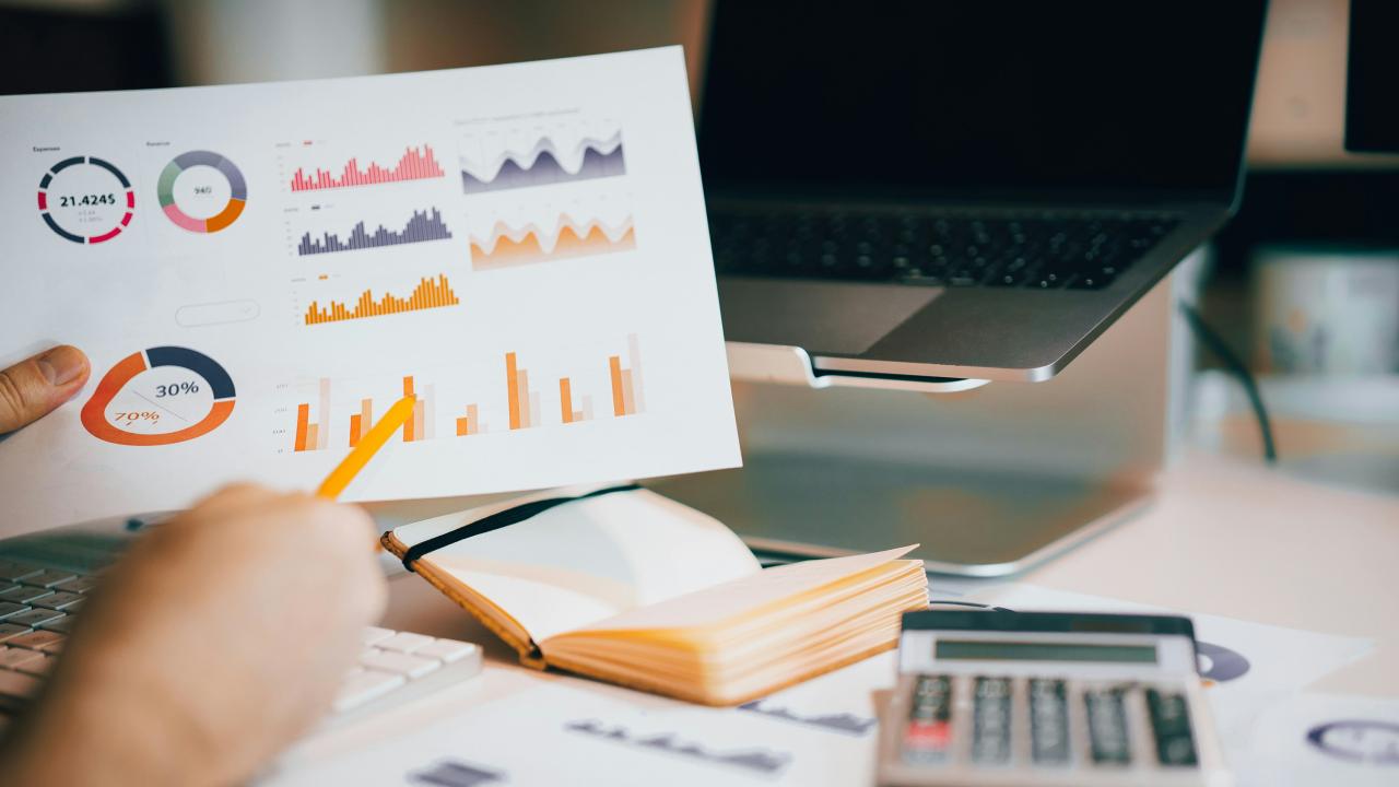 Ein Laptop, auf dem eine Auswertung einer Webseite in der Google Search Console dargestellt wird