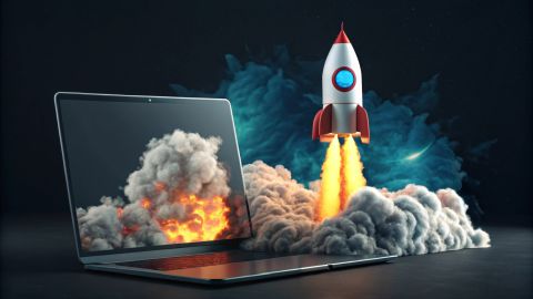 Symbolische Darstellung einer startenden Rakete neben Laptop vor dunklem Hintergrund – Metapher für SEO-Wachstum
