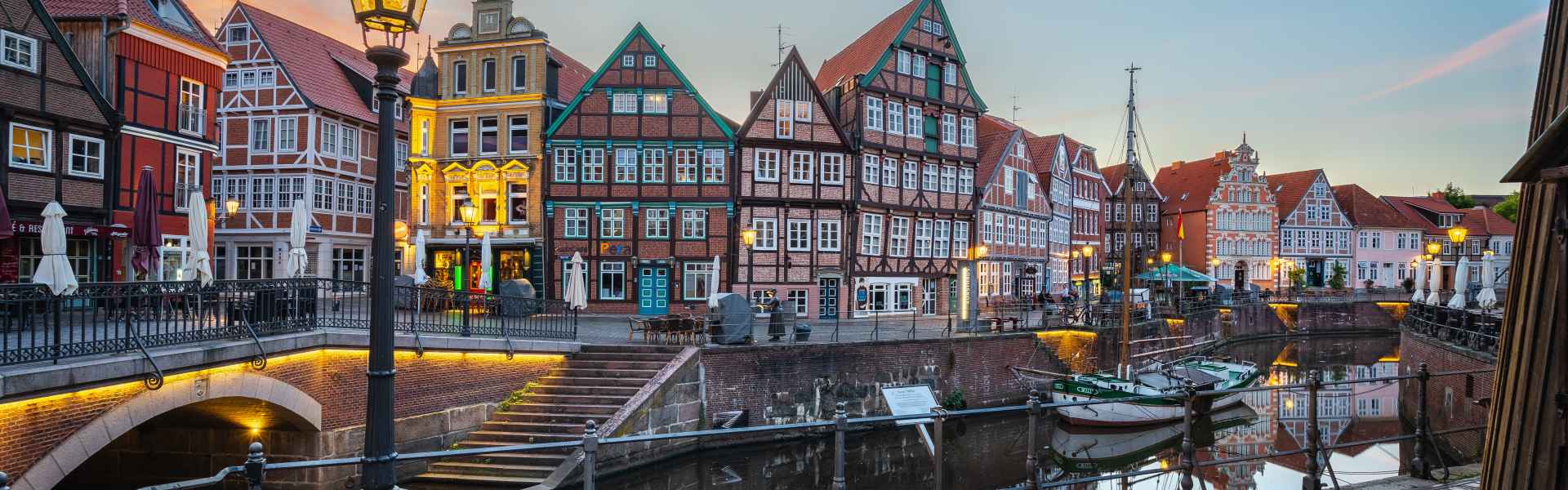 Historische Altstadt von Stade mit Fachwerkhäusern bei Abendlicht - Inspiration für modernes und authentisches Webdesign